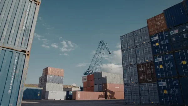 Żuraw i kontenery na tle błękitnego nieba