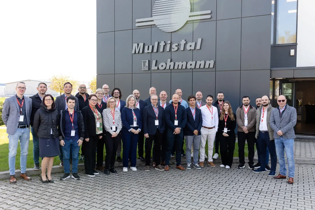 Wspólne zdjęcie uczestników międzynarodowego spotkania certyfikowanych partnerów RAEX przed siedzibą Multistal & Lohmann