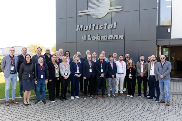 Wspólne zdjęcie uczestników międzynarodowego spotkania certyfikowanych partnerów RAEX przed siedzibą Multistal & Lohmann