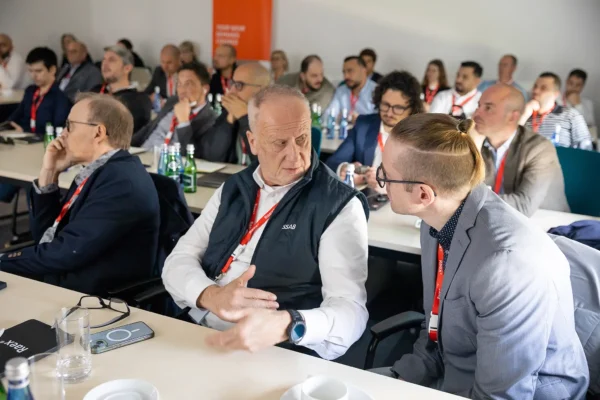 Uczestnicy globalnego spotkania certyfikowanych partnerów RAEX podczas części konferencyjnej i prezentacji branżowych